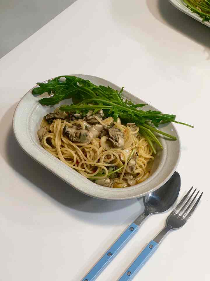 ＃屈パスタ歌手カンミンギョンさんが絶賛したそのパスタ！ 🦪

数日前、ふっくらと卵が太い牡蠣を得て作ってみましたが、本当にとても美味しいです！ 😋
今旬なのでもっと美味しかったですよ！
みんな一度はぜひお召し上がりください

＃今日何を食べる＃今日何を食べる＃マンゴーチュウク＃カキ＃スターウブ＃スターウブボウル＃スターウブホワイトトリュフ＃スターウブカリー＃スターウブプレート＃スターウブカリープレート 