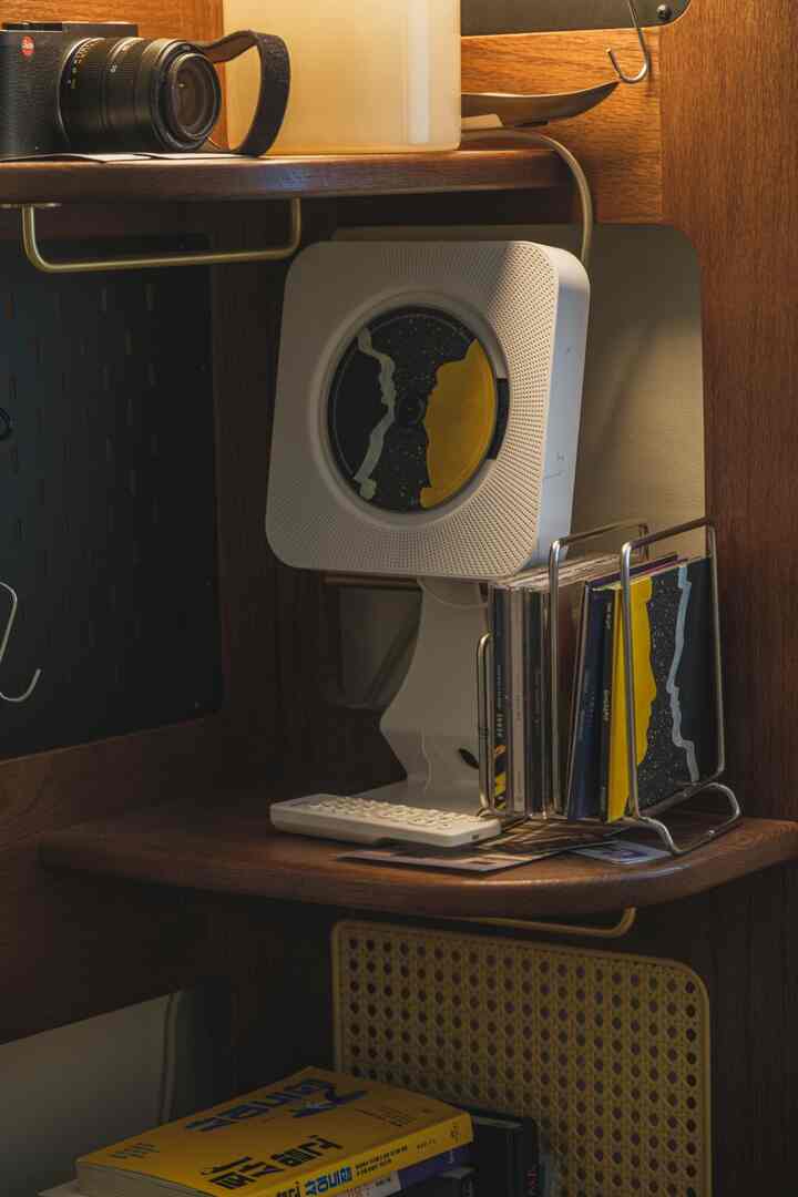 こんにちは！本業マーケティング担当者、趣味写真家@smmood.room

愛情のあるアイテム第二、CDプレイヤーです:)
引っ越してから数ヶ月間、引っ越しから取り出さずに保管していました。
新年を迎えて久しぶりにCDで音楽を聴きたくて取り出してみました。

すっきりとしたヨー製品は写真に見えるようにスタンド型に立てておくこともでき、
壁に掛けるパーツがあり、壁掛けで歩いておくこともできる商品です！

cdが帰る時はCDの絵が円形に戻りながら見える様子が隠れて見つめられる魅力があります 

ヨーCDプレーヤーを棚に配置しながら既存に置いた照明は一番ウィカンに移動！

携帯で曲を聴くのもいいですが、
時々携帯電話を遠ざけて曲を聴いたり、
あるいは好きな歌手が苦労して配置しておいた曲順に聴いてみたい時があります。
そんな時はCDを購入し、こうしてCDプレーヤーで曲を聴きます！
コールドプレイ、ブルーノメジャー、タミー時のCDを用意しておいたが
最近はジャズ音楽が良くなってビルエヴァンスやチャットベーカーCDを購入する予定です。

LPよりは軽くCDを集めてみる趣味おすすめですよ！

 