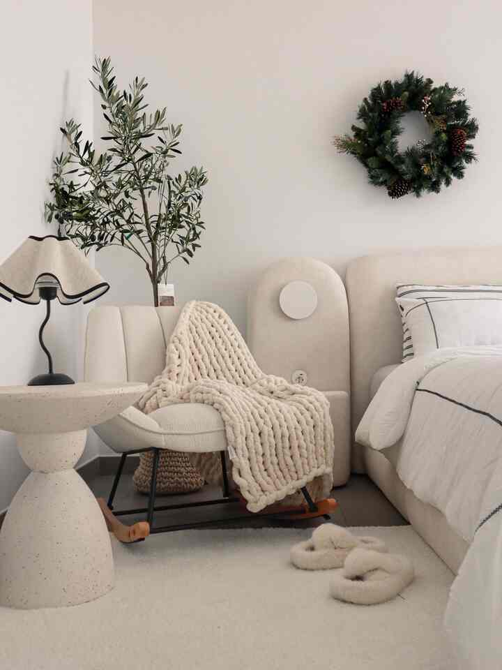 A knit blanket that my husband and son keep stealing! It's knitted with microfiber,
and the material is super soft and comfortable. 🤍
In winter, my knees get cold and my hands and feet get cold, so a blanket is a must~

#MySpace #침실인테리어 #침실스타일링 #침실조명 #단스탠드 #패브릭침대 #흔들의자 #스툴 #사이드테이블 #북유럽인테리어 #뉴트럴인테리어 #올리브나무 #조화나무 #조화인테리어 #쿠션 #부클의자 #부클체어 #부클쿠션 #침실꾸미기 #침실가구 #침실협탁 #스트라이프침구 #알러지케어침구 #가을인테리어 #겨울침구 #니트담요 #니트블랭킷