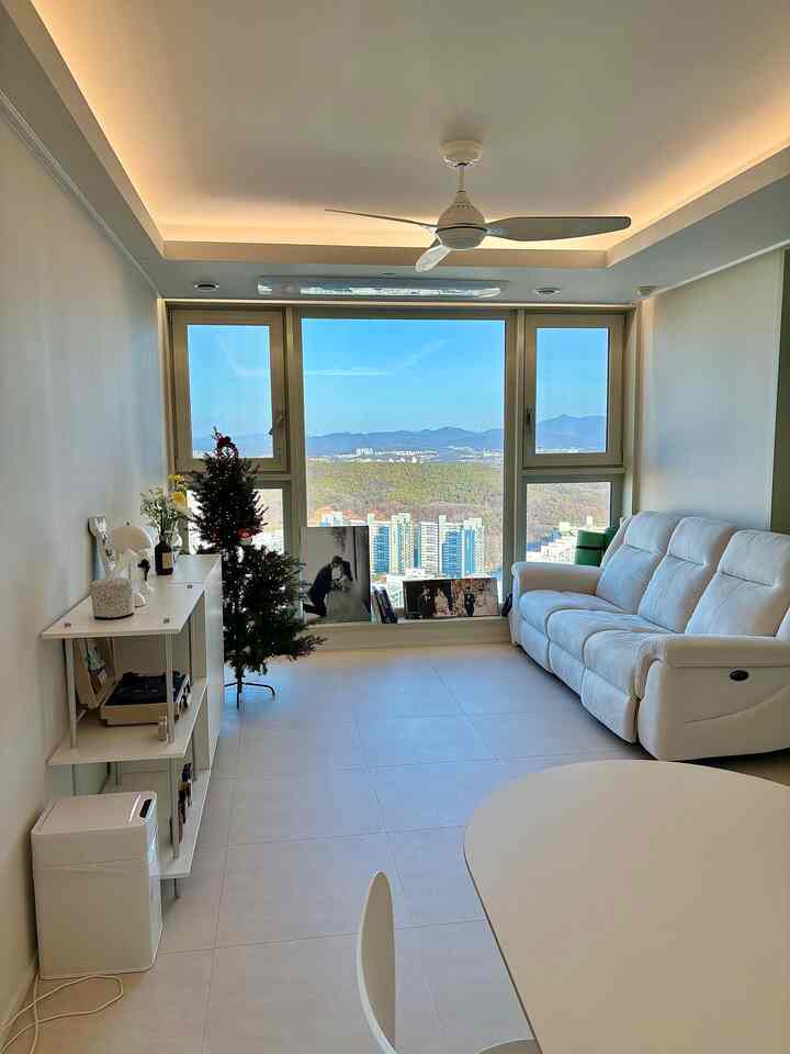 📸 24坪アパートリビングルーム、このように変更することができます！

こんにちは皆さん☺️
今日は私たちの家のリビングルームのインテリアをご紹介しよう！
24坪アパートラスペースが広い方ではありませんが、
よく飾って本当に満足して使っています。
✨ポイント1.ホワイトトーン統一
全体的にホワイトカラーで統一してスペースがはるかに広く見え、すっきりとした感じがします。家具から床、天井まで明るいトーンに合わせて涼しい感じを生かしました！
✨ポイント2.間接照明の魔法
天井間接照明本当にお勧めします！日中は自然光が入ってきて照明は不要ですが、夕方に間接照明をつけると雰囲気が完全に変わります。ほのかに広がる光が空間をより居心地よくさせてくれます 💛
✨ポイント3.ビューグルメ認証
窓越しに見える山と都心ビューが本当に最高です！高層なので視界がパノラマであって、苦しい感じが全くありません。朝起きてこの風景を見れば気持ちが良すぎるんですよ🏔️
✨ポイント4.実用的な家具の配置
食卓は楕円形に選んで銅線を確保し、リクライナーソファで休憩スペースもしっかり作りました。冷蔵庫や収納場もスライドドアでスペース活用度を高めました！
小さな空間ですが、ディテールに気を使うから
本当に私たちだけの特別な空間になったと思います🤍
あなたがインテリアを悩んでいるなら
ホワイトトーン+間接照明の組み合わせを強くお勧めします！
ご不明な点がございましたらコメントを残してください😊

＃24フラットインテリア＃アパートインテリア＃リビングインテリア＃ホワイトインテリア＃間接照明＃インテリアチップ＃インテリアスタイリング＃アパート飾り＃コンパクトな水平インテリア＃実用的なインテリア＃インテリアインスピレーション＃ホームスター＃マイホーム＃ホームデコ＃インテリアデザイン


