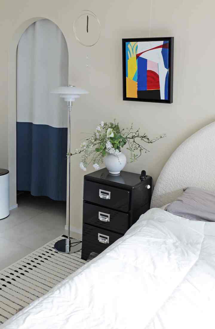 My husband's side table is always overflowing with stuff. ㅠ 
I try to organize and clean it regularly, but it's only temporary. A day later, everything's back on top.

I bought this black side table for myself,
but I gave it to my husband, who's a peddler. 🖤

Maybe it's because there's so much storage space...

Maybe it's because I don't want to hear my wife nagging,
but it's only been three days and I'm keeping it clean. 😄
It's good I replaced it.

#CornSoupRecord #오늘의우리집 #협탁 #사이드테이블 #침대협탁 #블랙인테리어 #미니서랍장 #3단서랍장 #침실인테리어 #가리개커튼 #침실그림 #꽃인테리어

