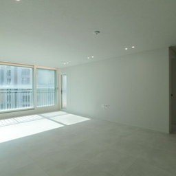 ▣ 거실 LIVING ROOM
PROJECT : 방화동 개화산 경남아너스빌
SITE : 서울 강서구 양천로14가길 23
º차분한 거실
화이트 톤의 벽과 바닥 덕분에 공간이 넓어 보이고,
불필요한 요소가 없어 미니멀한 분위기로 완성된 거실이에요.
채광 덕분에 낮에는 조명을 켜지 않아도 충분히 밝고,
햇살이 드리운 모습이 따뜻하고 편안한 느낌을 준답니다.
천장의 다운라이트도 과하지 않게 배치해 깔끔한 인상이구요.
밤에는 은은하고 고급스러운 분위기 연출이 가능해요.
어떤 스타일의 가구를 넣느냐에 따라 공간은 다양한
디자인으로 표현될 수 있어요.
#거실 #거실인테리어 #2인치다운라이트 #방화동인테리어 #개화산인테리어 #콘크리트그레이 #베스띠벽지 
