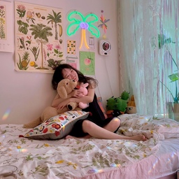 🪞이달의 책, 이 방의 얼굴 2
🍑 침대 벽면은 제 방의 얼굴이라 할 수 있어요. 좋아하는 포스터와 직접 그린 그림들로 매번 다르게 꾸미는 공간인데요. 톡톡 튀는 패턴의 쿠션들과 선인장, 강아지, 토끼 등의 귀여운 인형들을 두었어요. 친구들이 놀러올 때면 “여기 누워 사진 찍게!” 하면서 자연스럽게 포토존이 되는 곳이랍니다.
