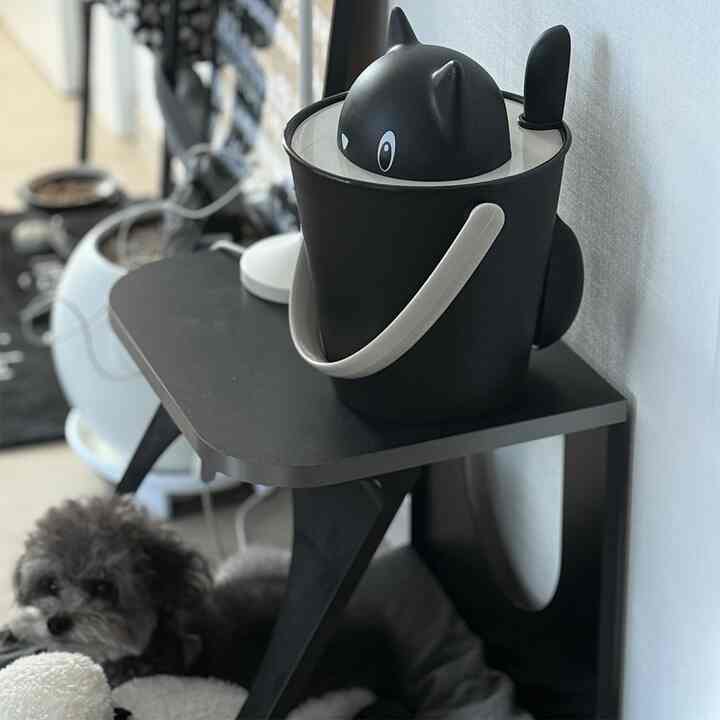 ブラックのモダンな空間、小型犬とペットフード収納が配置された雰囲気のあるペット用インテリア