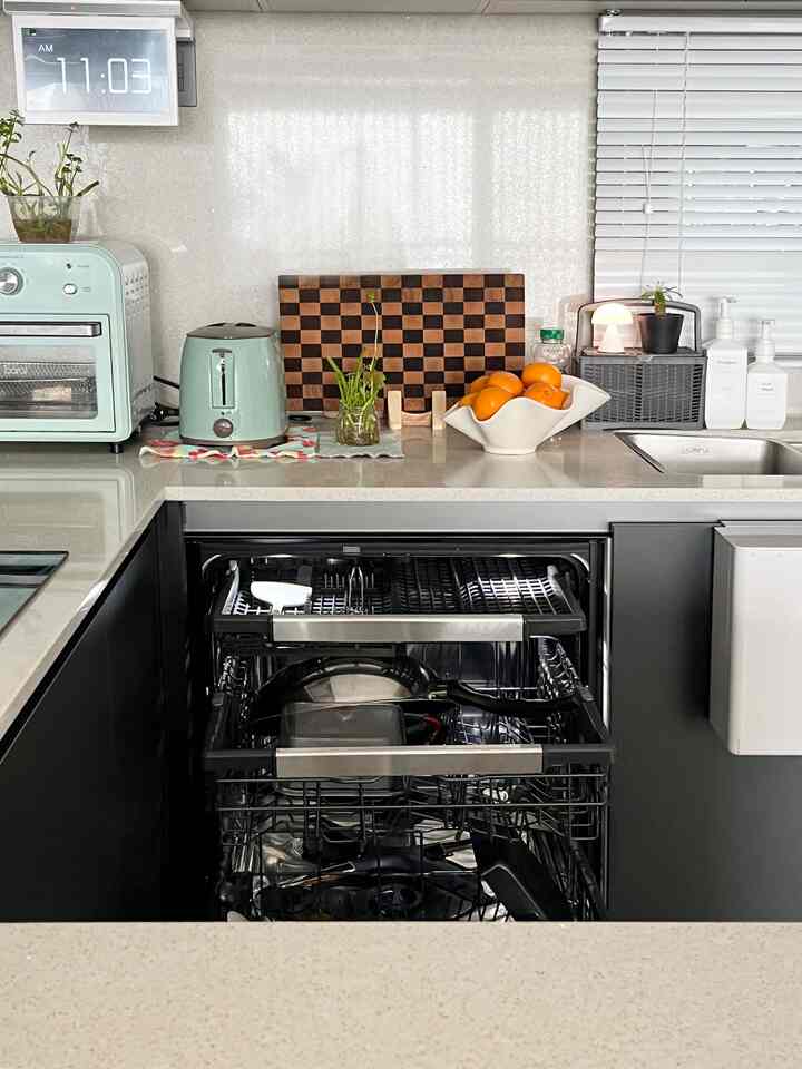 🏆サリムヒーロースマート家電Best9
💫アプリ連動で外部でも楽な操作がキック
家族とコミュニケーションする時間が増えていいよ🤍

1️⃣食器洗浄機
👉食世紀に入れるだけです💦
👉家たちの時や祝日など真価発揮！


＃サルリムヒーロー＃家電おすすめ＃キッチン家電おすすめ＃サリムテム＃マジック缶＃新築インテリア＃新婚家電＃引越家電

