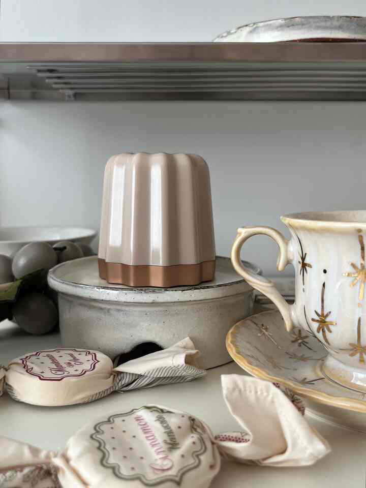 ベージュ色のカヌレ形状ムードライトがキッチンテーブルに置かれたカフェ風の落ち着いた空間