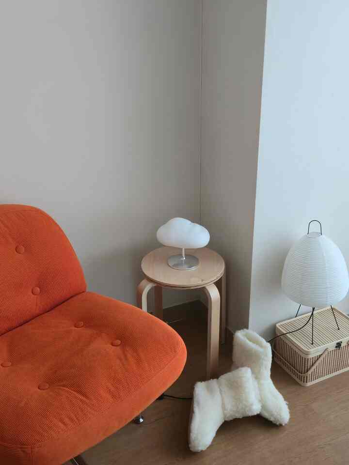 #FTC20기이야기 #오감리뷰 #FTC기록

Pelembap Udara Bentuk Awan dengan Lampu Suasana

Semua orang tahu cara menjaga kelembapan udara di angka 40%-60% di musim dingin, kan?
Rumah saya, yang selalu menggunakan pemanas, selalu memiliki tingkat kelembapan sekitar 30%, sehingga saya bangun dengan sakit tenggorokan.

Jadi, izinkan saya memperkenalkan pelembap udara terbaru yang telah saya tambahkan! ️

☁️ Desain
Ini adalah perangkat kecil berbentuk awan yang lucu.

Perangkat ini berfungsi sebagai objek tersendiri, jadi meskipun saya tidak menggunakannya, saya bisa membiarkannya menyala dan menikmati keindahannya. 😻

☁️ Kenyamanan
Terdapat dua tombol:
Satu untuk menyemprotkan kabut, dan satu untuk menyalakan lampu.

Tombol-tombolnya sangat intuitif dan mudah digunakan.

☁️ Fitur
✔️Menggunakan teknologi getaran frekuensi tinggi untuk mengatomisasi air menjadi kabut berukuran nanometer, sehingga area di sekitar pelembap udara tidak basah.

✔️Saya menyalakannya sebelum tidur, dan masih menyala saat saya bangun.

Ukurannya kecil dan lucu, tetapi memiliki fungsi pelembap yang andal, jadi saya sangat puas dengannya. 😀

#PelembapUap #가습기무드등 #가습기추천 #원룸가습기 #원룸꾸미기 #1인소파 #털실내화 #집꾸미기 #구름가습기

