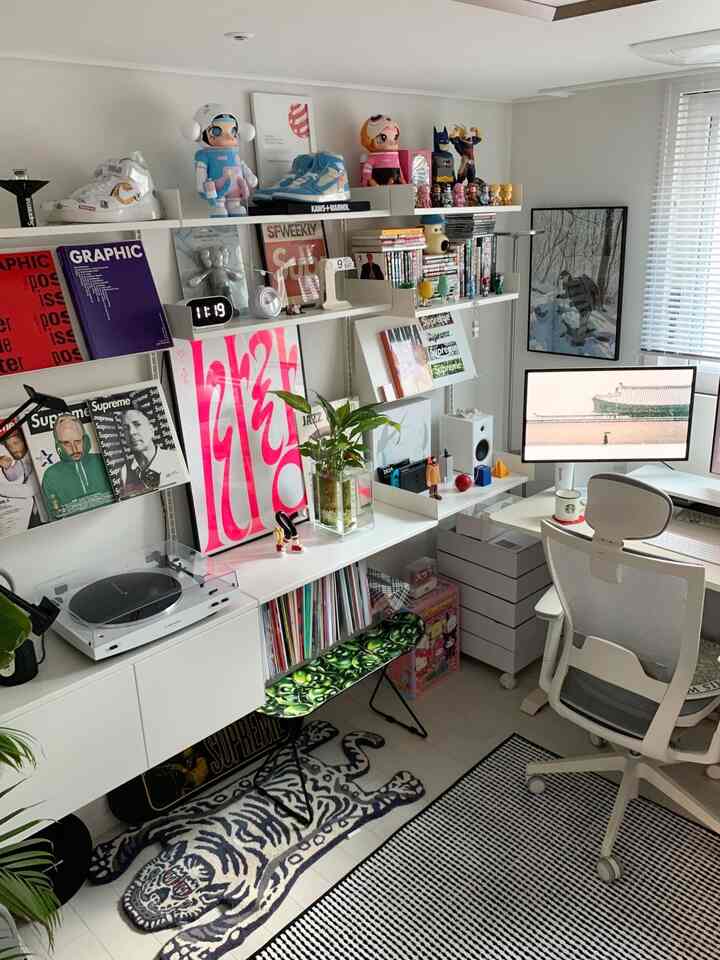 ホワイトとグレーを基調としたホームオフィス、机と本棚、オフィスチェアが配置された清潔でモダンな雰囲気のインテリア