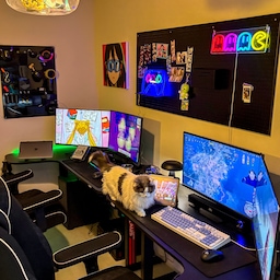 저희집 #게임방 입니다🎮👾~!
거실, 주방과 다른 컨셉으로 블랙블랙하게 #홈PC방 을 만들었어요!
(세로가 긴 방입니다.)
집 한켠 작은방에 놀거리 공간을 만들어버렸습니다.  🤭
ㄱ짜 PC책상을 두개 이어붙혀서 안락하게 게임할수있도록 만들었어요.
#커플PC #블랙인테리어 #데스크테리어 #PC룸 #pc방 #PC방인테리어 #게임룸
