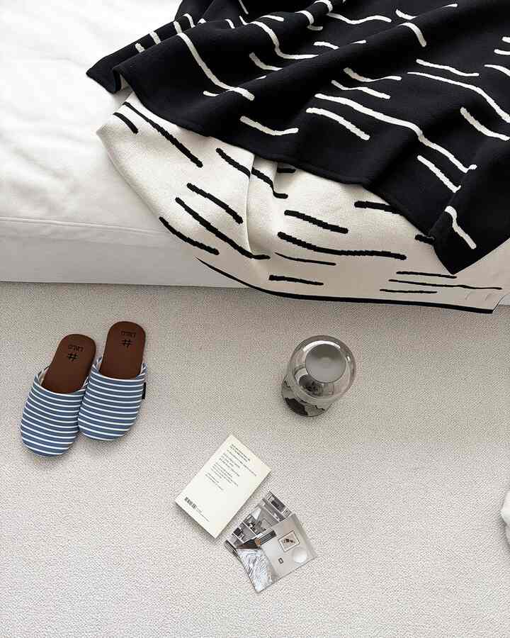 #콘수프기록집 #예쁜템최고야

🤍ライクディスティーガーデンブランケット
冬には暖かさも重要ですが、家の雰囲気もあきらめないでしょう。
だから暖房だけを上げるのではなく
目にも、体にもリラックスした冬アイテムを一つずつ加えるようになりました。
今冬に選んだのはライクディスティーガーデンブランケットです。
初めて覆ったときに感じたのは
確かにドトムハンニット生地という点でした。
軽く流れるタイプではなく
体の上に安定して乗せながら
自然に冷空気を防いでくれる感じでした。
重すぎずソファやベッドのどこでも
楽に使えました🤍

