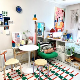 #FTC21기이야기 #우리집소개
안녕하세요 :)
Dopamine Decor(도파민 데코)라고 들어보셨나요?
‘보는 순간 기분이 좋아지는 인테리어’를 뜻하는 말로,
남에게 보여주기보다는
내 기분을 올리기 위해 꾸민 집을 말한다고 해요.
저는 솔직히 맥시멀리스트에,
컬러를 무척 좋아하는 사람입니다.
첫 자취집에서 제 눈에 예뻐 보이는 것들을 하나둘 모으다 보니,
젓가락 한 쌍도 없던 집이 어느새 이렇게 가득 차게 되었네요. ㅎㅎ
제 자취방은 8평 원룸이에요.
공간이 작은 만큼,
나름대로 존(zone)을 나눠
공간 분리를 하며 생활하고 있습니다.
#원룸인테리어 #오피스텔 #컬러풀인테리어 