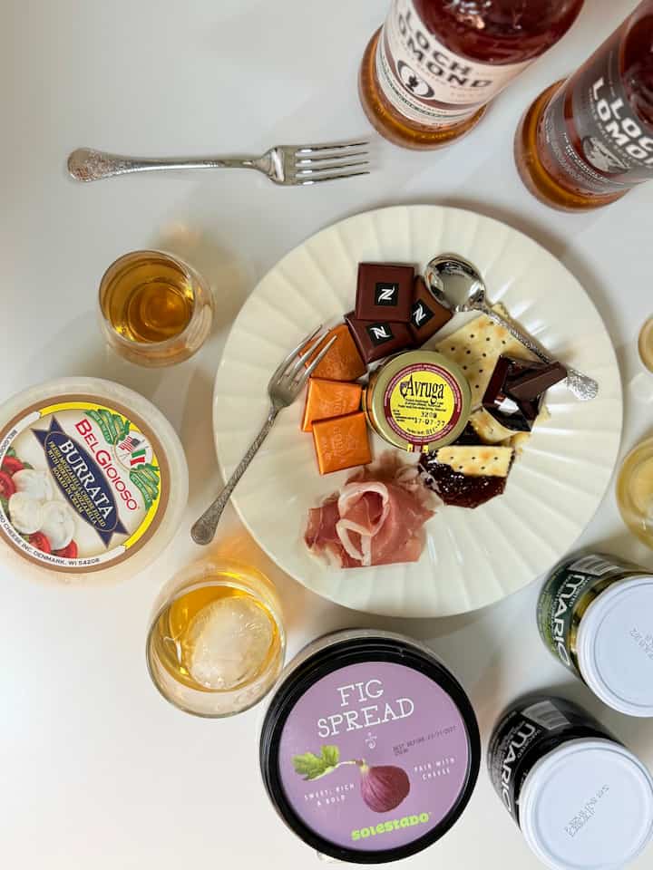 #살림살이
A small amount of cheese, chocolate, and jam are placed on a white plate, naturally enriching the table.
The joy of housekeeping lies in moments like these, where you can calmly bring out your favorite things rather than elaborate dishes. Fun evenings with friends

Happy

#Living #고양이가사는집 #콘수프기록집 #맞팔 #주방템 #내돈내산 #주방용품 #잘샀템 #살림템 #홈카페 #고양이집사 #화이트인테리어 #집사인테리어 #우드인테리어 #거실인테리어 #펫테리어 #셀프인테리어 #작은집꾸미기 #집꾸미기 #컬러인테리어 #거실주방인테리어 #거실주방 #아파트인테리어 #구축인테리어 #구축아파트인테리어