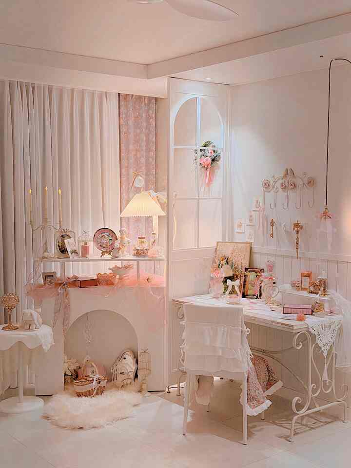 温かみのあるホワイトとピンクのフレンチカントリースタイルの間仕切りインテリア、繊細な装飾とレースカーテンが配置された居心地の良い空間