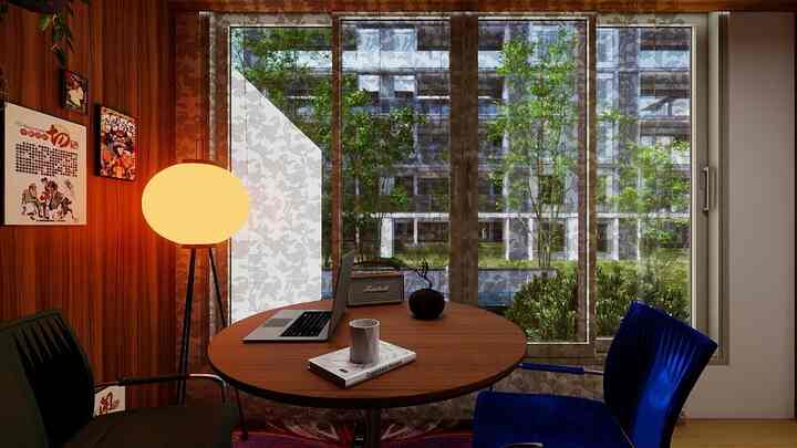 温かみのあるブラウンの木目調壁と円形のダイニングテーブル、青のアームチェアが配置された雰囲気あるカフェ風ダイニングルーム