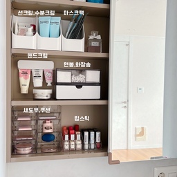 #콘수프기록집 #오늘의우리집
여긴 붙박이장 안에 있는 화장대예요.
보통 이렇게 생긴 화장대는 폭이 좁아서 딱 맞는 수납함 찾기가 쉽지 않더라구요.
그때 줄자 들고 하나하나 재보면서 사이즈 맞춰 열심히 정리했던 기억이 나네요ㅎㅎ
아파트 대부분 이런 구조가 많을 것 같아서 참고하시라고 올려봐요🤍
#화장대정리 #화장대 #화장대인테리어 #화장대꾸미기 #화장품정리함 #화장품정리 #화장품정리대 #화장품수납 #화장품수납함 #브러쉬꽂이 #브러쉬정리함 #립스틱정리함 #화장품보관함 #화장대정리 
