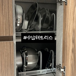 주방에 뭐 안 올려두는 노하우가 뭐냐고 물어보는 분들이 종종 있는데 ..ㅎ
짐이 없는게 비결이에요  자취방 짐을 싹 버리고 미니멀하게 시작한 덕도 있지만, 
진짜 비결은 하부장에  숨기기가 젤 최고 입니다 다들  
그중에서도 제일 잘 샀다 싶은 아이템은 확장형 프라이팬 정리대!
냄비 크기에 맞춰 칸막이 조절이 되니까 공간 낭비도 덜하고 위로 쌓지않고 세워서 보관하니 꺼내쓰기도 편하고 보기도 좋아 깔끔함이 더 배가 되는거 같아여 
역시 주방은 '템빨' 반, '비움' 반인 것 같아요. 덕분에 오늘도 깔끔한 주방 유지 중입니다. :)
#콘수프기록집 #수납테트리스 #현명한소비 #주방수납템 #수납정리템 
#확장형정리대 #스테니 #이우아여사 #믹싱볼 #채반 #냄비 #후라이팬 