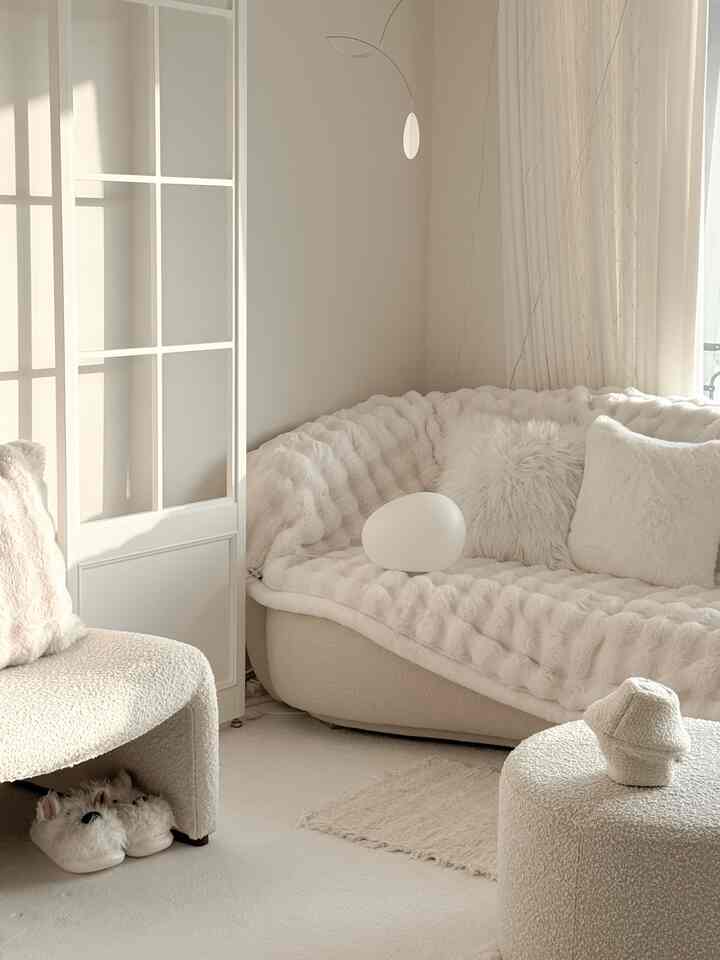 #콘수프기록집 #인테리어노하우

Add a touch of Pinterest flair to our otherwise bland home with a partition wall!

It's lightweight, so it's easy to move anywhere, and it's incredibly versatile, from a space divider to an interior object. Simply placing it wherever I want brightens the mood, and I'm so happy with how much I appreciate it.

#PartitionWall #가벽인테리어 #파티션 #파티션인테리어 #맞팔 #파티션설치 #가벽설치 #가벽파티션 #화이트인테리어 #화이트 #리빙템 #거실꾸미기 #거실스타일링 #거실가벽 #파티션디자인 #파티션추천 #루버셔터 #파티션인테리어