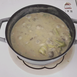 #오늘의우리집 #콘수프기록집
날이 아직 쌀쌀해서
간단하게 소고기 크림카레스튜를 만들었어요.
버터에 소고기를 먼저 볶은 뒤
채소를 넣고 함께 익혀요. 
2인분 기준 우유 400cc를 넣고 끓인 후
고체 크림스튜 2조각을 풀어
농도를 맞춰주면 되요.
마무리로 카레가루를 소량 추가해주면 good
크림의 부드러움과
카레의 향이 어우러져
느끼하지 않고 깊은 맛이 나요.
고기를 넉넉히 넣어
이 한 그릇만으로도 충분히 둔둔!
#집밥레시피 #크림스튜 #소고기요리 #겨울집밥 #홈쿡 #한그릇요리
