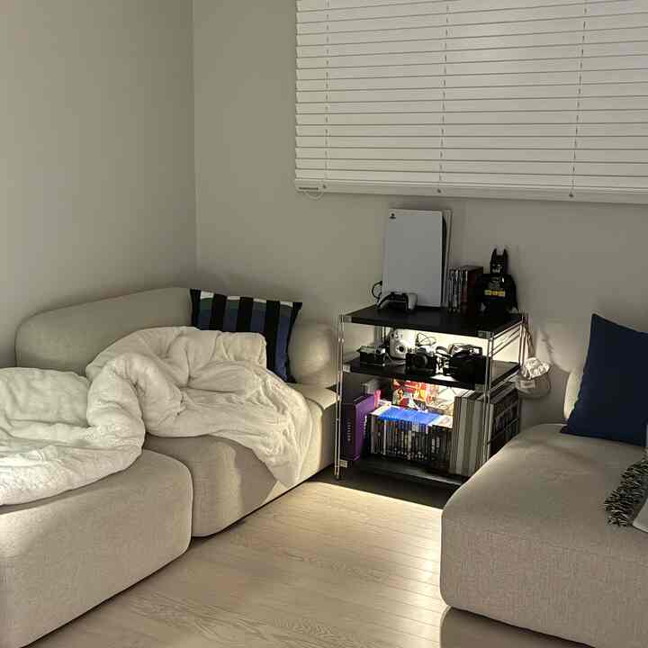 ホワイトとベージュのトーンのゲームルーム、ミニマルとヴィンテージの要素が調和した落ち着いた空間