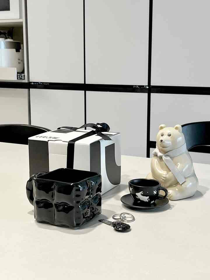 #チェアマグ
誕生日プレゼントで受け取ったリーゼパディングカップ_ブラック 
パディングが大きくなるほどかわいいので、使うたびに気分がいいです。
カップ買ったらキーリングもあげます！


＃コンスープ記録集＃ポセリンセラミックダイニングテーブル＃6引用テーブル
