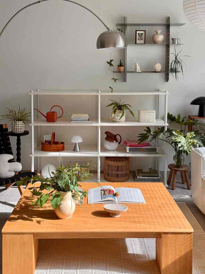 Transform your living room with Sangdo Furniture's Growing Shelf ✨

With a clean, streamlined design,
it can be expanded from a straight line to a corner shelf,
enabling a variety of layouts, including L- and T-shaped ones.

You can choose the configuration and size to suit your taste and space,
giving it a custom-built feel. 🤍

This versatile shelf can be used as a bookshelf,
or even as a pantry. 🌝

With the books, potted plants, and other objects on display,
the living room feels even more organized.

When combined with the corner shelf,
it can be freely expanded to fit your space, allowing you to customize it to your taste. 😚

Thanks to @sogontable for the wonderful styling :D
.
.
. #Sangdo Furniture #그로잉선반 #상도가구그로잉선반 #거실인테리어 #거실꾸미기 #화이트인테리어 #미니멀인테리어 #모던인테리어 #홈스타일링 #집꾸미기 #공간활용 #수납인테리어 #수납정리 #오픈책장 #책장추천 {14#Shelf Weight #코너선반 #모듈가구 #가성비가구 #신혼집인테리어 #자취방인테리어 #아파트인테리어 #팬트리정리 #인테리어소품 #오늘의집 #오늘의집인테리어 #홈데코 #리빙스타그램 #집스타그램 #인테리어그램