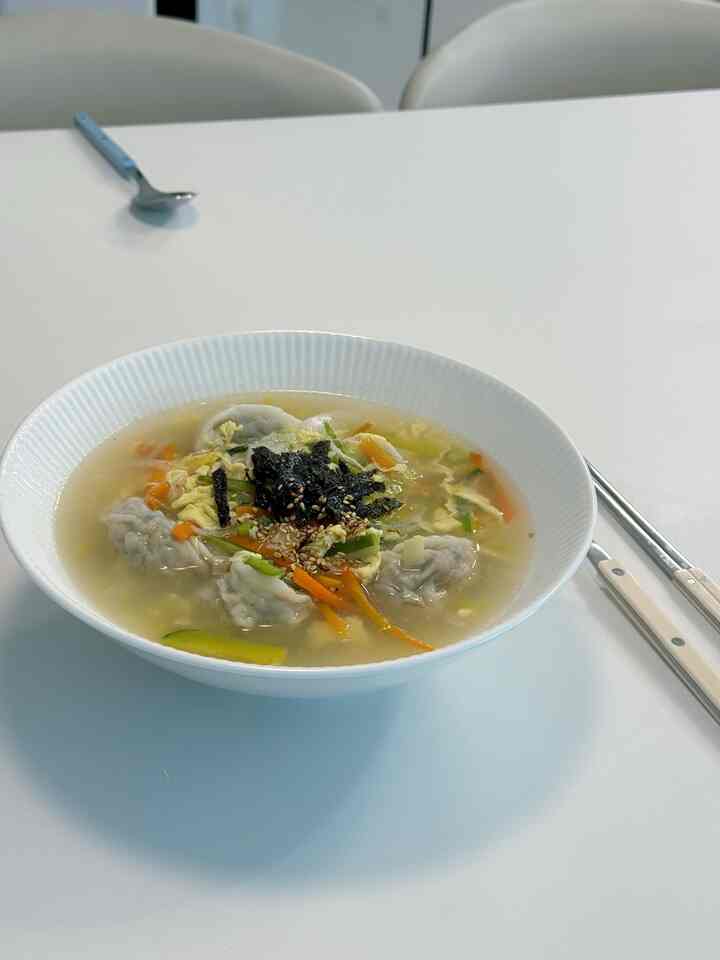 ＃今日何を食べるのか今日は何を食べるのか🍽️
今日は餅餃子です。

朝に熱いボウルを食べると
中が心強くなり、一日がちょっと耐えます。
やっぱりご飯まで飲んで…

とにかく炭水化物の塊😂
でも、美味しかったらいいんじゃないですか。

＃今日何を食べる＃餅餃子＃朝の食事＃朝のメニュー＃餃子＃メゾンオブジェ＃スーザーセット＃スーザーセットおすすめ＃メイド＃マンゴースクープ＃セラミックダイニングテーブル＃セラミックダイニングテーブルセット＃セラミックダイニングテーブルおすすめ＃セラミックダイニングテーブル
