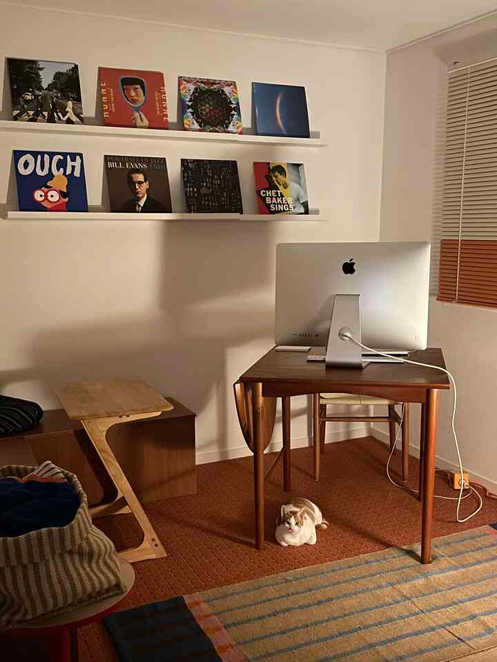 🎨ワークルーム：デザイナーのインスピレーションがとどまる記録のスペース
リビングルームが休憩の空間なら、ここは私の本業であるデザインに完全に没入できるように飾られた作業室です。 
デザイナーにとって環境はまもなくインスピレーションの源泉なので、 
視覚的な楽しさと仕事の効率性を同時につかみようと努力しました。

落ち着いたウッドデスクの下に彩度の高いテラコッタ光ラグを敷き、空間に鮮やかさを加えました。ここにストライプパターンのラグをレイヤードしてやや単調にできる床に 
リズム感を与えました。

正面の壁にはホワイトシェルフを設置し、私が大切なLPアルバムを展示しました。 
アルバムジャケット自体で素晴らしいアートピースになってくれるが、作業が解けないたびに 
ジャケットのカラー感やタイポグラフィを見て新しいアイデアを得ています。

私が机に座って作業を始めると、私たちの家のチーズニャンマネージャーも間違いなく机の下に 
出勤塗装を撮ります。時々、私は机の横にあるサイドテーブルの上で働いています。 
じっと見守っても、私の最も心強い射手であり仲間なんです！

暖かい照明の下で好きな音楽を入れておけば、家でもオフィスに劣らない 
完璧な没入の経験ができ、最も愛着を感じる空間です。

#min9uzip #作業室 #作業室インテリア #ウッドデスク #ブラインド #ラグ #lp #lp棚 #デザイナーの部屋 #ホームオフィス #iMac #LPインテリア #壁棚を飾る #ウッドインテリア #猫と一緒に家 #今日の家 
