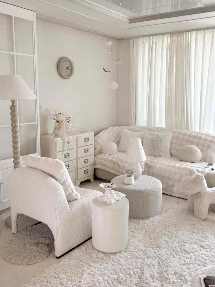 #취미는가구배치

Sensasi baru dari perubahan struktur. 🎞️

Saya menciptakan ruang tamu yang lebih terorganisir dengan mengubah posisi sofa dan lemari laci.

Berkat kenyamanan unik dari penataan berhadapan, ruangan terasa jauh lebih luas. Dengan keduanya saling berhadapan, secara visual terasa jauh lebih stabil!

#InteriorRuangTamu #화이트인테리어 #화이트 #화이트톤 #부클레 #북유럽인테리어 #화이트무드 #집꾸미기 #집스타그램 #거실꾸미기 #거실인테리어소품 #거실 #거실조명 #거실소파

