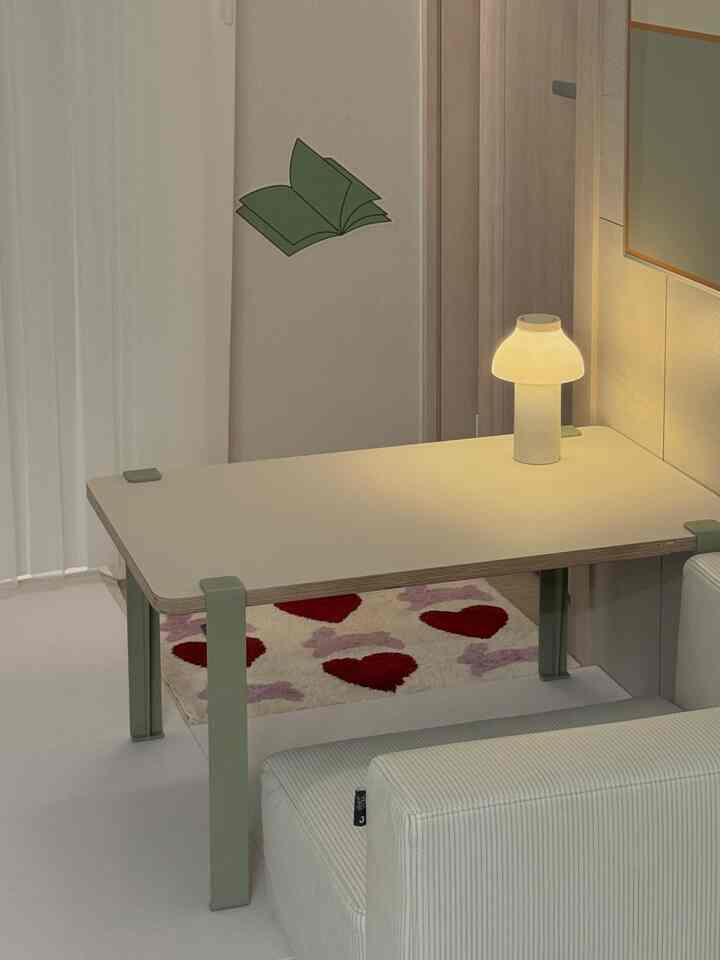 柔らかなベージュとホワイトの色調の子供部屋、デスク上のテーブルランプと低いソファが落ち着いた雰囲気を演出しています。
