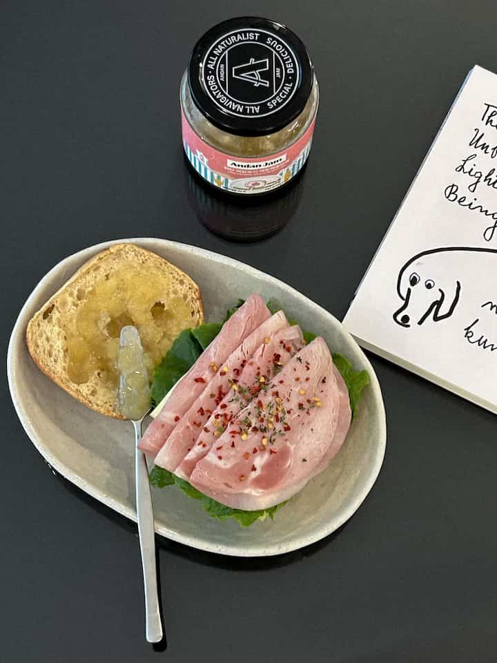 #日常
週末ゆとりを楽しむ中、、ジャンボン+チーズ+バゲット+白桃ジャム+マスタード=愛..🤍
ダイエット問題で抵当ジャムに高タンパクのバゲットパンですが、プレーティングはできます。
食べ物の写真を撮る感がありません。

＃コンスープ記録集 
＃ペクドモモジャム＃抵当ジャム＃ナルダム＃ネモバゲット＃ホームカフェ＃ホームカフェゾーン 
#フォロー #フォロー #フォロー歓迎 

