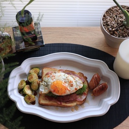 #콘수프기록집 #예쁜템최고야 🍳
나를 위한 기분 좋은 한 상을 위해
원팬요리로 간단한 브런치를 준비해봤어요 ✨
특별한 기술 없이 그저 굽기만 했을 뿐인데,
어떤 그릇 위에, 어떻게 담아내느냐에 따라
한 끼의 퀄리티가 이렇게 달라질 수 있다는 걸
느꼈던 하루였어요 :)
📝 사용한 재료 
- 식빵
- 계란
- 소세지
- 🥑 아보카도 (계란 아래에 폭신하게 깔려있어요) 
- 방울 양배추
- 훈연 파프리카 가루 (라면스프같은 역할이랄까요..🖤)
- 메이플 시럽
오덴세 누프레임 라인의 센터피스는 
#혼수그릇 으로 구매했던 세트중에 하나였는데,
지금 사용한지 1년이 됐음에도 불구하고 질리지않고
다양한 요리를 담는데 쓰고있어요 ㅎㅎ
사이즈가 크기때문에 집들이할때도 굉장히 유용하게 쓰고 있답니다 :)
#신혼혼수 #도자기그릇 #접시 #도자기접시 #신혼혼수 #흰색접시 #플레이트접시 #플레이팅 #브런치 #오덴세 #누프레임 #센터피스 #집들이선물 #생일선물 #그릇선물 #맞팔 #맞팔해요 #맞팔환영 #내돈내산 