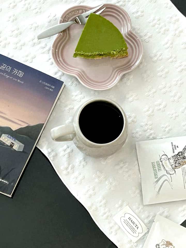 ＃家のギフト辞典＃ビフォアコーヒードリップバッグ

ほのかな香りに惚れ、一口飲む瞬間、口の中でいっぱいに広がる風味が完全good、、🤍
パッケージングも可愛くて頂いています。  
自宅でも店頭で飲むコンディションそのまま、新鮮なコーヒーを体験でき、コーヒーラバーである前はとても幸せだったです🕊️

＃コンスープ記録集＃今日の私たちの家＃ルクルーゼ＃フラワープレート＃ハシュタ＃キッチンクロス
＃ホワイトキッチンクロス＃ビフォアコーヒー＃ドリップバックコーヒー＃明日のスペース＃鉄メッシュネット 
#フォロー #フォロー #フォロー歓迎 

