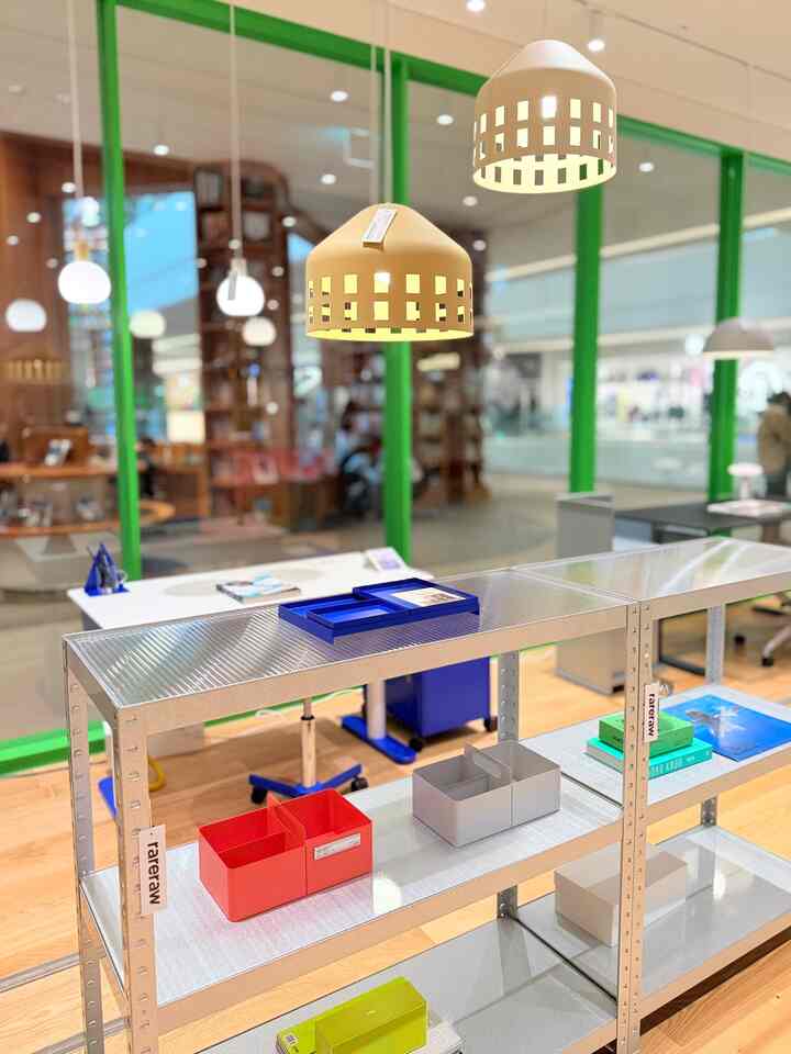 #賢明な消費 
新学期準備しながら机が一番悩みではないですか？ 勉強する空間なので、よりすっきりしながらも長く使いたいデザインを探すようになりました。
レアロウ・ショールームでパッとした新学期デスクを見つけました。
レアローデスクと椅子、そしてカラー小物まで一緒に見たら、単に机ではなく空間雰囲気自体が変わる感じでした。
ホワイトベースにブルー、レッドポイントが加わるからミミットせず、むしろよりまとめられた感じがするんですよ。
きれいなのに実用的で、長く使っても飽きないデザインなので、新学期を始めながら空間を変えたい方にピッタリ似合う選択みたいです。

＃机の飾り 