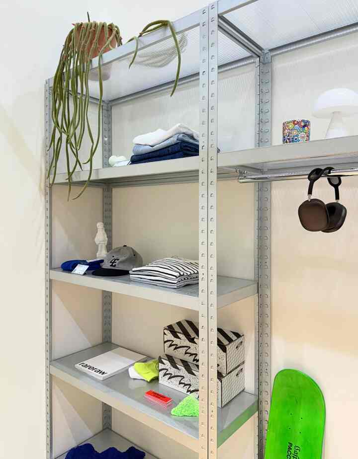 ＃玄関のすべて 
レアロー棚でまとめた我が家の第一印象

家に入ると一番最初に見える空間が玄関じゃないですか。
それで、最近では玄関の整理をもっと気にするようになりました。

昔はただ靴だけを置く空間だったのに
今はレアロー棚を置きながら
同じ空間が違う感じで変貌してみたいです。

外出して帰ると
バッグや持ち物を自然に持ち上げて
よく使うものも一目で見えるようにまとめられているから
銅線ははるかに楽になります。

カラー感のある小物と一緒に置くから
整理された感じですが、
むしろ空間にポイントができる感じです。

ここ
猫が一番好きです。

グリーンウェールキャットタワーとつながった場所です。
玄関側まで自然に探索しながら
家に入ると必ず出迎えのルーチンができました。

#ポーチインテリア 