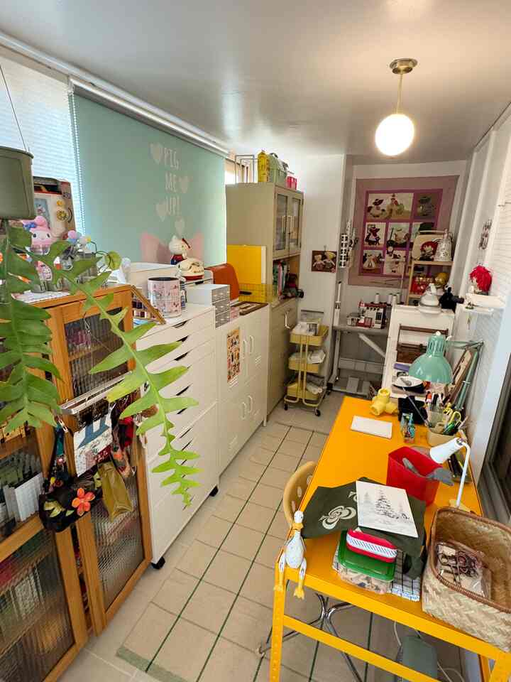 #趣味部屋 #ベランダインテリア

趣味だけのための空間がいつも欲しかったのに、
ベランダを活用していよいよロマン実現しました！

窓越しに大きな部屋のテレビがよく見える内側には
編み物、ミシン、小物で満たされた趣味の部屋を作ったところ
時間が本当に早く行く空間が完成しました。

そして、私たちの家で日当たりの良い場所は
一つずつ集めてきた植物たちに譲歩しました🌱

＃タイルインテリア＃タイル建設＃ヴィンテージ＃ビンテージインテリア＃ビンテージ小道具＃プランテリア 