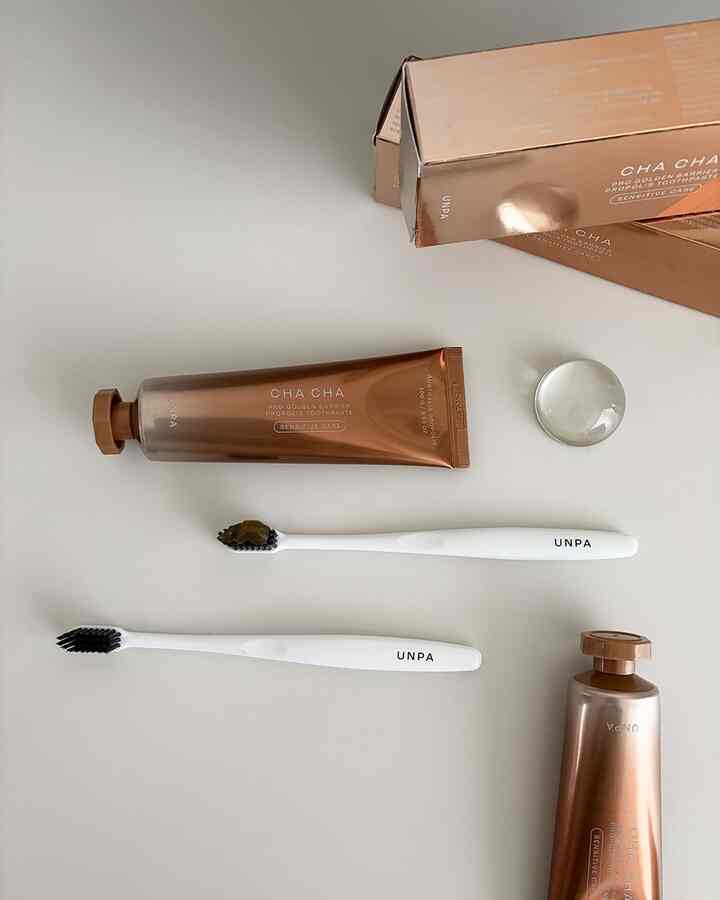 #콘수프기록집 #현명한소비 #제품제공

天気が暖かくなり、アイスドリンクを探す日が多くなりましたが、
そんなたびにさっぱり気になるのがまさに歯シリムだったんですよ。
以前はあまり感じなかった部分なのに、
最近は歯磨き粉一つも丁寧に見ることになるようです。
それで試してみたのが❤️アンパの次第ゴールデンベリアプロポリス歯磨き粉です。
