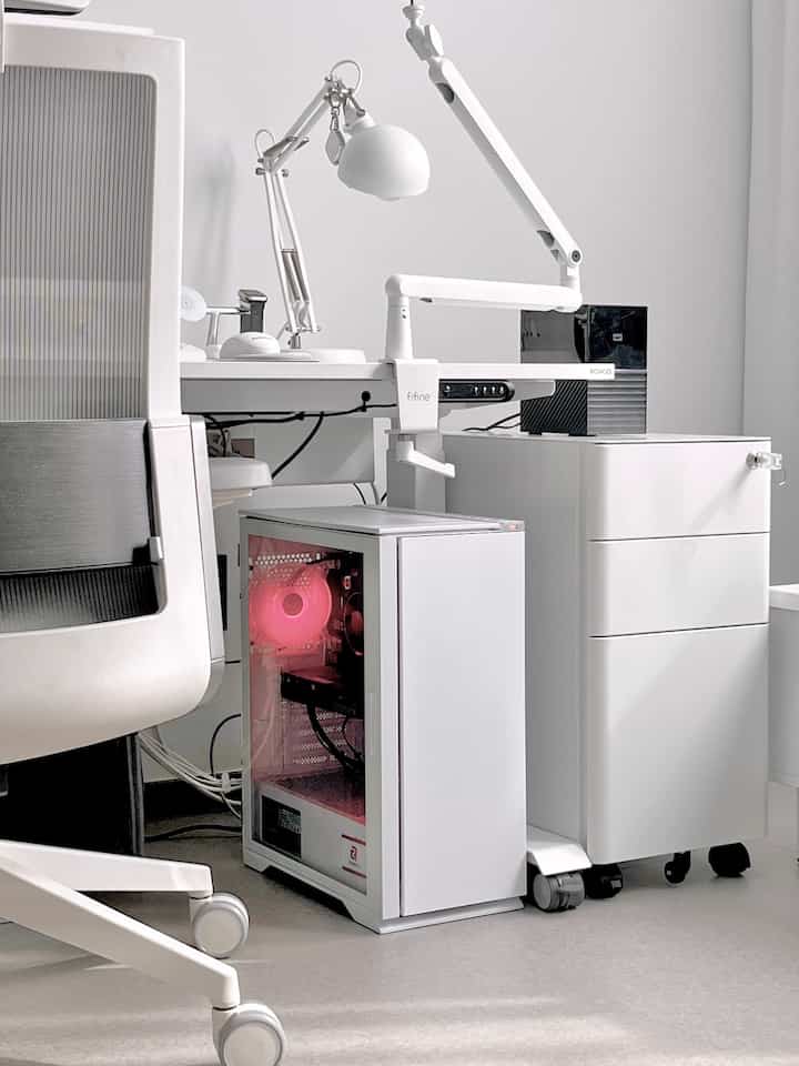 #小家具
コンピュータの隣に置く引き出しがなく、机の上が汚れていましたが、 
これは3段収納だから物が一度にまとめられてずっときれいになりました✨ 

特に安価な製品のように開けたときに「クッ」と鳴るのではなく 
優しくよく閉じて少しだけど毎日使う時満足度が高いんですよ😊

上部トレイは脱着になってよく書く筆記具だけ別に抜き書き良く✏️
下の引き出しはA4まで入り、書類整理まで一度に解決されます📄

鍵があり重要な書類やUSB保管など 
自分だけの小さな金庫としても活用できますよ🔐 
残念だった点はロック機能は1-3段がすべてロックされています。
（1段だけロックしてほしい残念）

蜂蜜のヒントは引き出しの上にスペースを置かないでください。 
小さなオブジェ上げて「ミニ収納+飾り空間」で一緒に使うこと！
コンパクトで小部屋でも座らず効率良くです🏡

私はコンピュータの隣に配置しましたが、 
コンピュータの机の下に置くと、より多くの場所を占めませんか？ 
覚えていません。
小さなおしゃべりに最高🤍


＃コンスープ記録集＃家庭用品 ＃ドゥドット引き出し帳＃コンピュータ引き出し帳＃A4収納＃書類整理 ＃収納家具＃すっきりしたインテリア＃ミニマルインテリア＃家の飾り