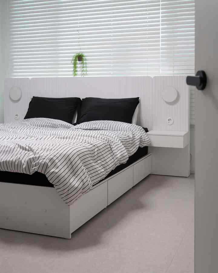 寝室のインテリアの完成は結局「収納」

転がっていた荷物、どこに行ったのかと聞いたら
ベッド下部収納箱に芽が全部隠れた
鉄の厚い布団から季節の服、趣味用品まで...
想像以上の深さと容量のおかげで
私の寝室がついに「ミニマル」になりました。 🖤
照明パネルには収納＋充電ポートまであります
とても良いです！
毎晩ホテルで寝る気分を感じてください


＃家が贈り物をお勧めします＃今日のシーンカット
＃家の蜂蜜の組み合わせ＃ブラックインテリア＃ホワイトインテリア＃ミッドセンチュリー＃無彩色インテリア＃私たちの家自慢＃コンスープ記録 
＃コンスープ記録集＃コンスープフィルム＃賢明な消費＃インテリアノウハウ＃インテリア＃大掃除


