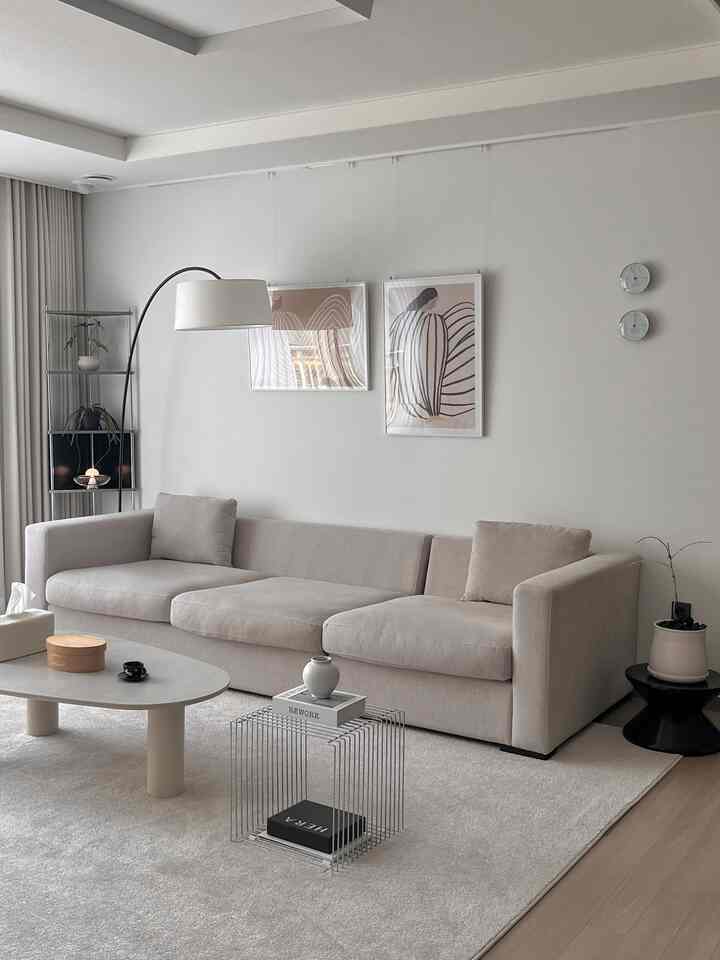 #フレームレール
壁に釘付け負担されて額縁位置一度決めれば変えないのが一番不便でしたが、 
透明なフレームレールを使うので、壁紙の跡なしで位置と高さを自由に変えることができます。
白はたくさん書いていますが、私は透明にしてレールの存在感が少なくすっきりと演出されましたよ🤍
私の家は部屋ごとに透明なフレームレールを持っています。

蜂蜜の先端はSurfuの額縁のように書かれていますが、軽くてレールにぴったりです。 
季節や雰囲気に合わせて交換も簡単です🖼️
一度設置するとインテリア活用も本物の高いアイテムですよ👌

サーフプフレーム+フレームレール=私の最愛のピック！

＃コンスープ記録集＃ノウハウ＃今日のガーデン＃メイド ＃フレームレール＃フレームハンガー＃壁飾り＃壁インテリア＃家飾り ＃セルフインテリア＃インテリアアクセサリー＃ポスターインテリア＃フレーム装飾＃感性インテリア
＃ミニマルなインテリア