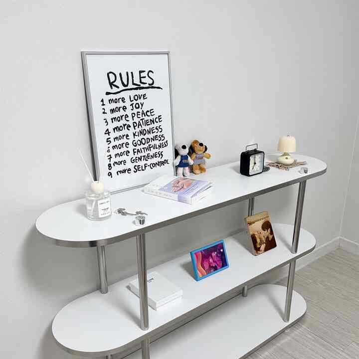 寝室のベッドの端の壁は虚構でベッドの次に購入した装飾です。
ホワイト+シルバーの組み合わせだからすっきりして
あまりにも重くなかったので、女性一人でもすぐに組み立てることができました:) #소품 #진열장 #탁상시계 #침실인테리어 #침실꾸미기 #방꾸미기 #방꾸 #미드센추리진영잘 #미드센추리가구

