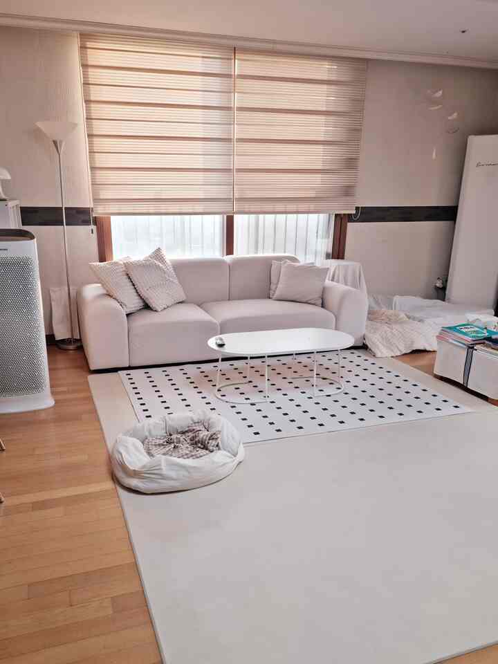 🤍失敗しないホワイトアンドベージュトーンオントンインテリア🤍
🎁居心地の良いリビングルームのスタイリング〜

🌼ソファの後ろにあった大きな鉢植えの2つを結局取りました〜〜

植木鉢をきちんと育てることができないので、心は少し重いですが 
植木鉢を片付ける 

はるかにきれいで居間が広くなって 

写真に入れました〜

✔私はホワイトアンドベージュトーンが好きです。 
見えないようにタイルパターンのあるラグを敷いたよ🤍

ホワイトトーンともよく似合い、より豊かな感じを与えていいと思います〜

＃コンスープ記録集