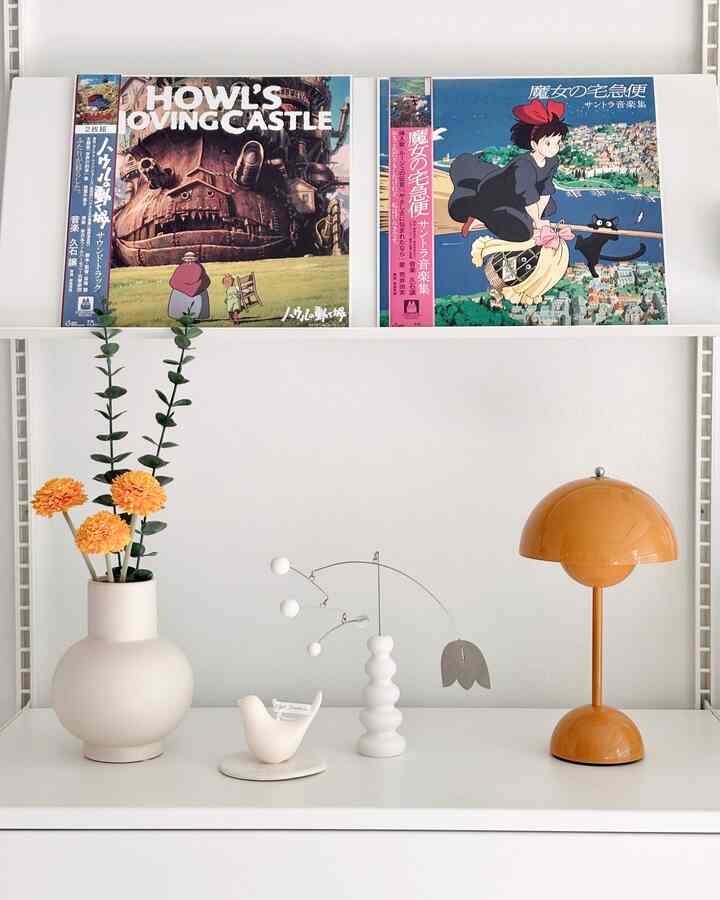 ＃コンスープ記録集 ＃今日の私たちの家
レアローウォールシェルフ上のオブジェ
春の感じに一つずつ変えています。

オブブ製品として
感性を少し加えました。
鳥キャンドルとセラミックトレイ
プレゼントとしてもらいました。

同じ空間です。
オブジェだけを変えても
雰囲気が変わります🌼

＃オブジェブリックブラウン＃家が＃家のギフト#猫家事家 #猫 #ホームスターグラム #家スターグラム #パンコンハウス #home #cat #objet