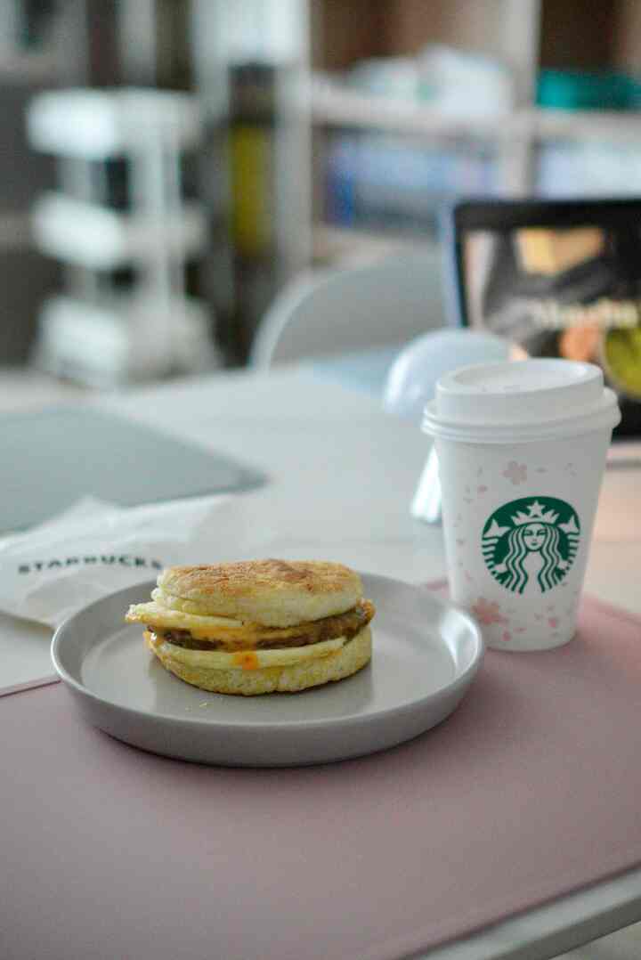 #콘수프기록집 #예쁜템최고야

やはりきれいなテムが最高！ ✨ 
肝臓にスバックピックアップして楽しむティータイムです。店内の雰囲気もいいですが、ほのかな照明の下でiPadプレイリストを聴きながら、私たちの家で楽しむこのゆとりが本当の癒し...☕️🥐  #베스트리빙 #이케아 #트롤리 #식탁 #디저트 