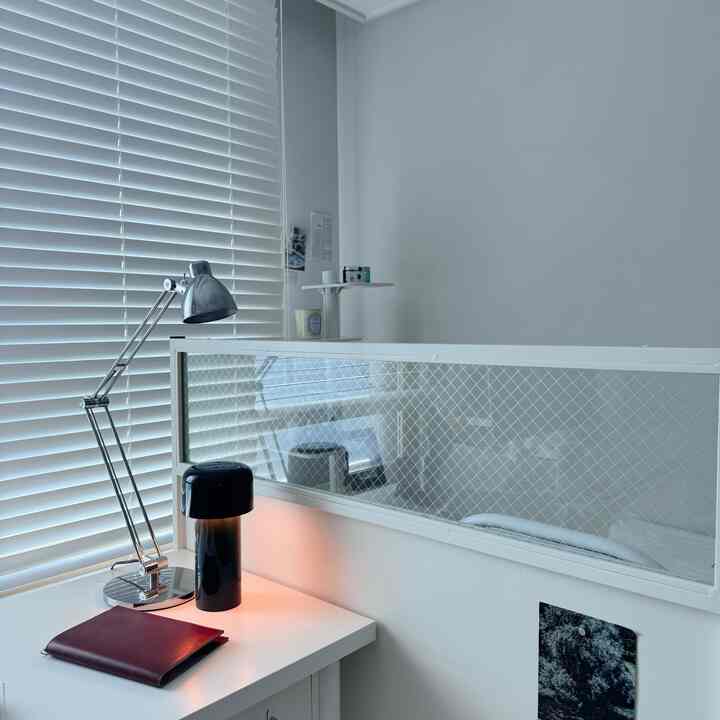 ＃かわいいテム 

今日は天気が曇りですね、、
こんな日は照明をつけて作業するのはとても良いと思います🤍

前回購入した＃ルメナは湿気の緑色です。 
ピンク色感と購入しましたが、西在室にはグリーンも雰囲気があるようですね！

ルメナは照明グルメなのに加湿器+照明使用で一石二鳥！ ㅎㅎ
今雨が降ったら桜も早く必見ですね😀💕
今日もファイティングです！ 


＃今日の家
＃パーティションインテリア＃ホワイトインテリア 