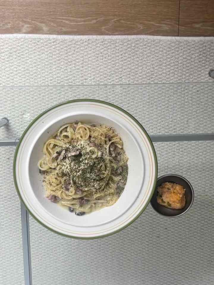 あなたの今日の夕方は何でしたか？ 
私は冬の間についた虐殺です。  #원룸인테리어 #원룸인테리어소품 #봄맞이 #좌식테이블 #시라쿠스 #유리테이블 #파스타 #저녁 