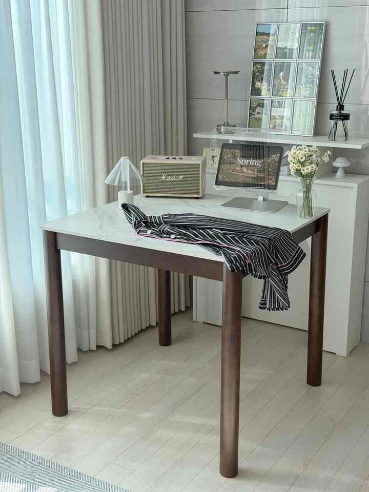 ＃五感レビュープログラムを通じて製品を提供され、直接使用してスタイリングした後期です。

前からリビングにテーブルを1つ置きたかったのに幸運に当選して使ってみましたよ🙂

もともとブラック＆ホワイトの足が好きですが、家のテーブルがウォールナットなので、全体の雰囲気に合わせて選びました🤎

#リビングテーブル #セラミックテーブル#リビング飾り #ホームスタイリング #ウォールナットインテリア #ホワイトインテリア #テーブルおすすめ #セカンテーブル

