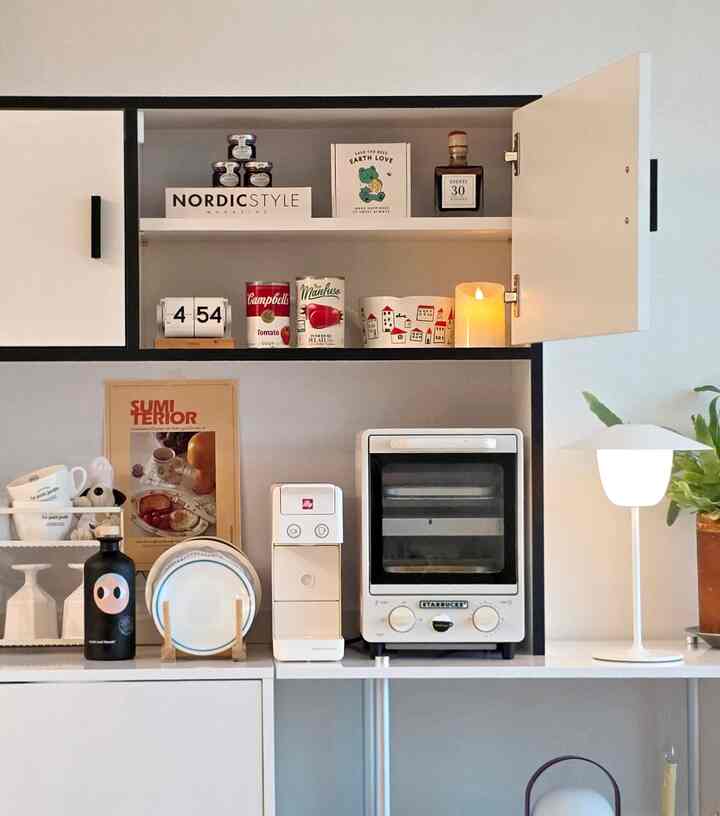 ＃五感レビュープログラムを通じて製品を提供され、直接使用してスタイリングした後期です。

🙋‍♀️リビングルームをナプダカフェに変えてしまった「照明洗い上場」

毎日家をカフェのように飾りたいリビングのおかげで選んだ
ホームインホーム高い1200両門棚の上場^^

リビングルームの壁がすごいので、どんな家具でいっぱいになるのか悩んでいました
LED照明があるきれいなホームインホーム上場に会いました！ 
ただ収納状があれば退屈です。
「装飾場+ホームカフェ+ムードなど」この3つを一つに収めました。
上場にイケア純正LED照明まで設置すると 
夜の雰囲気はちょうど終わります。
夫とここでワインを一杯、コーヒーを一杯すると
ソンスドンホットプルカフェはうらやましいです^♡^

🍓サイズ＆デザイン、賞賛！
1200サイズとリビングルームの面をしっかり埋めるかも、
足りないようにピッタリ！適度で
上場だけのデザインなので私のように
既存の飾りの上に乗せたら欲しかった
雰囲気のホームカフェ飾りがたっぷり仕上がっています♡♡

すっきりしながらスタイリッシュなホワイト＆ブラックカラーです。
どんな家具ともよく合います。
上場には大切なマグカップやきれいな小物たち
誇りに思っています。

🍓耐久性は？
上場だけの商品だから家具が揺れるかと心配だったけど
黙って安定感があり、これから注がれたり揺れる心配はありません。
棚もしっかりして重い小物やカップなど大容量シロップ、ソース
載せても曲がらずに心強いです。
また電線ホールがあって乱雑な線は隠してくれ、
コーヒーマシンやトスギなど置いて使うのが好きです:)

🍓こんな方におすすめです
「家にホームカフェ作りたいのですが、どこからやるのかわからない！」
「収納も必要ですが、私のきれいな皿は見せたい！」
「夜に消えてムードのある雰囲気を楽しみたい！」
#ホームカフェ＃かわいい装飾品＃コンスプ記録集 