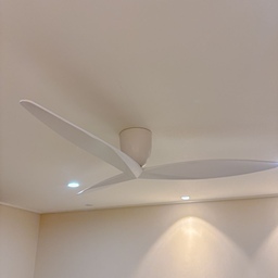 #콘수프기록집 #인테리어노하우 #천장인테리어
안녕하세요, 오늘은 저희집 천장 인테리어를 소개해봅니다.
안방에 실링팬과 다운라이트 설치를 한건 최근이지만 
입주전에 옵션으로 빌트인 시스템에어컨과 시스클라인을 함께 설치했어요.
이유는 공간을 조금이라도 넓게 쓰기 위함이었는데요,
덕분에 저희집은 커다란 스탠딩공기청정기도, 스탠딩에어컨과 벽걸이에어컨도 없어요!
거기에 실링팬과 다운라이트를 설치한 덕에 벽에 조명이나 선풍기를 세워두지 않아도 되서 더욱더 공간을 알차게 쓸 예정이에요.
저희처럼 공간 활용에 진심이라면, 
바닥에 무언가 자꾸 설치하고 올려놓는게 싫다면 저희처럼 천장에 최대한 설치하는건 어떠세요?
#실링팬 #실링팬인테리어 #다운라이트 #다운라이트조명 #다운라이트시공 #다운라이트인테리어 #인테리어조명 #천장조명 #천장간접조명 #천장디자인 #시스템에어컨 #천장형공기청정기 #공기청정기 #공기청정기추천 