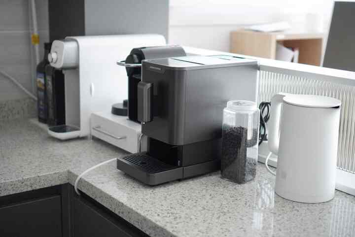 #콘수프기록집 #인테리어노하우

既存の構造そのまま生きなければならないという固定観念を破り、キッチンアイランドにパーティションを加えて自分だけのホームカフェを完成しました！ ☕️

小さなバッチひとつ変えただけなのにスペース活用度が200%良くなった感じ！ 
やはりインテリアの真のノウハウは私のライフスタイルに合わせて少しずつ変化を与える勇気から始まるかと思います。 ✨

家は整えるほど私に似ていく空間ですから。  #주방인테리어 #아일랜드파티션 #공간활용 #집꾸미기 #라이프스타일 #셀프인테리어 

