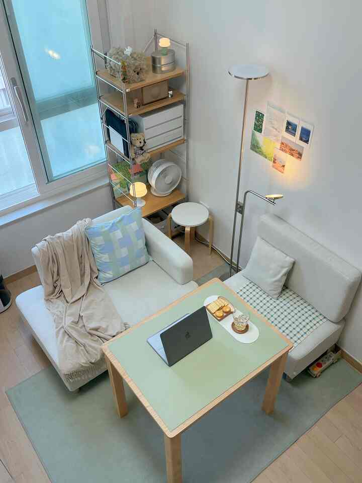 #나다운공간 💖

5坪のワンルームオフィステルで最も「ナダウン空間」を挙げると、リビングルームで、書斎であり、時にはダイニングルームになってくれるまさにこの空間です。

私が一番好きな暖かいウッドトーンをベースにして、パステルトーングリーン🌿カラーでポイントを与えてふわふわの雰囲気を作りました。

#FTC22期 #FTC22기이야기 #나다운공간 #복층오피스텔 #거실인테리어 #내방꾸미기 #작은방꾸미기

